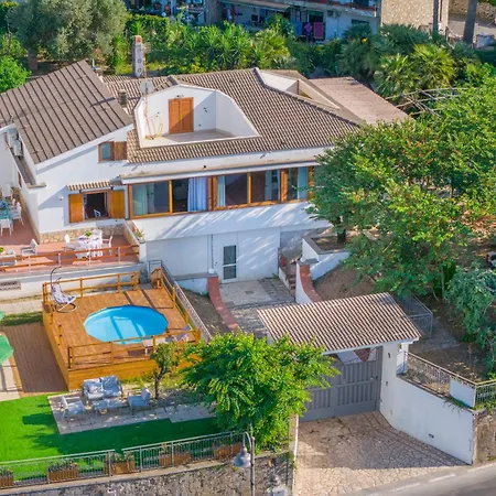 Villa In Con Terrazzo E Vista Golfo